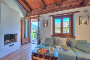 Appartamento familiare, camere multiple (San Marco Lodge Apt Mountain Retreat) | Area soggiorno | TV a schermo piatto 21 pollici con canali digitali