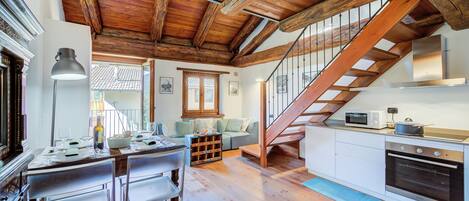 Frigorífico, microondas, horno y placa de cocina