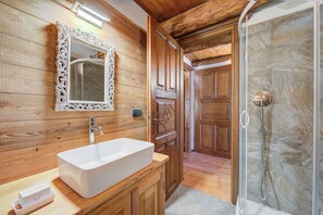 Familienapartment, Mehrere Schlafzimmer (San Marco Lodge Apt Mountain Retreat) | Badezimmer | Dusche, Haartrockner, Bidet, Handtücher