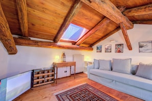 อพาร์ทเมนท์สำ  หรับครอบครัว, หลายห้องนอน (San Marco Lodge Apt Mountain Retreat) | บริเวณนั่งเล่น | ทีวีจอแบน 21 นิ้ว พร้อมช่องดิจิตอล