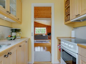 Réfrigérateur, batterie de cuisine, vaisselle et ustensiles