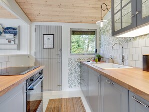 Kjøleskap, ovn, oppvaskmaskin og kjøkkenutstyr