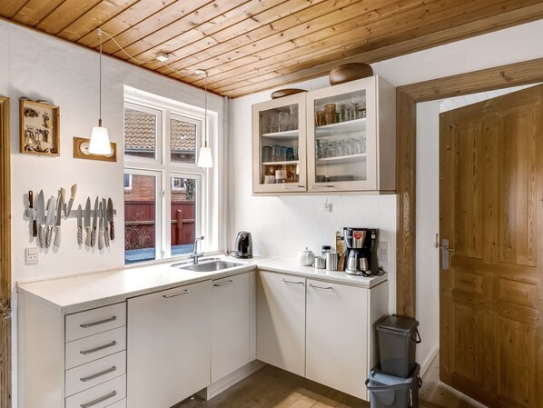 Kylskåp, mikrovågsugn, ugn och diskmaskin