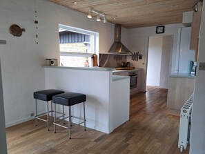 Kühlschrank, Mikrowelle, Geschirrspüler, Kochgeschirr/Geschirr/Besteck