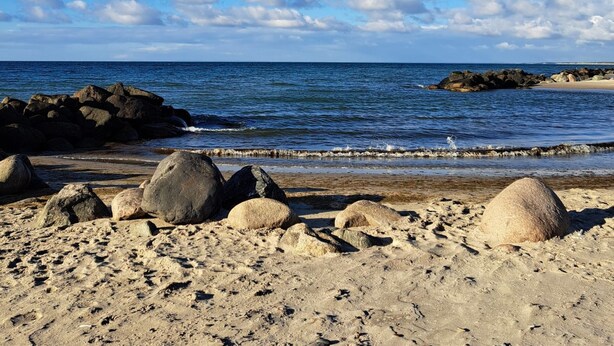A beach with large rocks and a clear blue sky. - "Falk" - 900m from the sea by Interhome (Skagen)