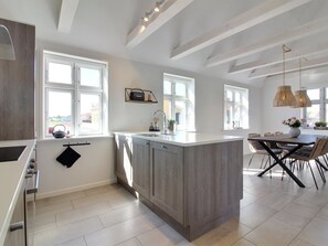 Kühlschrank, Ofen, Geschirrspüler, Hochstuhl
