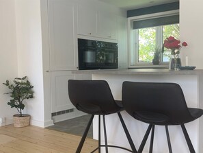 Fridge, microwave, dishwasher, cookware/dishes/utensils