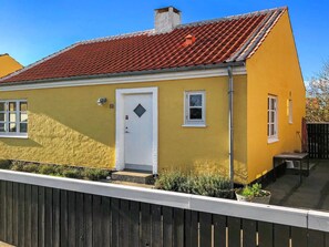 A yellow building with a red-tiled roof, a white door, and a small window. - "Fulla" - 1.1km from the sea by Interhome (Skagen)