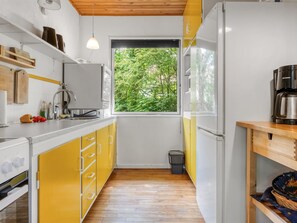 Réfrigérateur, micro-ondes, batterie de cuisine, vaisselle et ustensiles