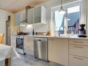 Jääkaappi, mikroaaltouuni, uuni, astianpesukone