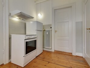 Fridge, oven, dishwasher, cookware/dishes/utensils