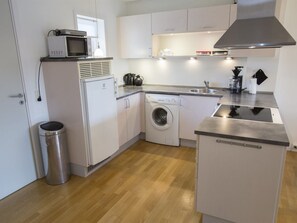 Refrigerador, horno, lavavajillas, silla alta para bebés