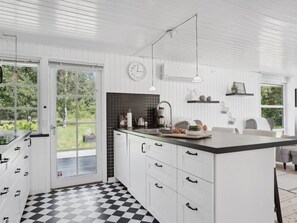 Kühlschrank, Mikrowelle, Geschirrspüler, Kochgeschirr/Geschirr/Besteck