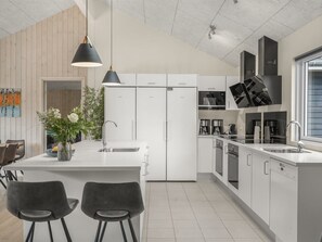 Fridge, microwave, dishwasher, cookware/dishes/utensils