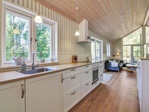 Kylskåp, diskmaskin och grytor/köksredskap