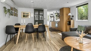 Un espacio moderno para vivir con comedor, cocina y zona de estar.