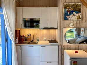 Køleskab, mikrobølgeovn, køkkentøj/tallerkener/redskaber