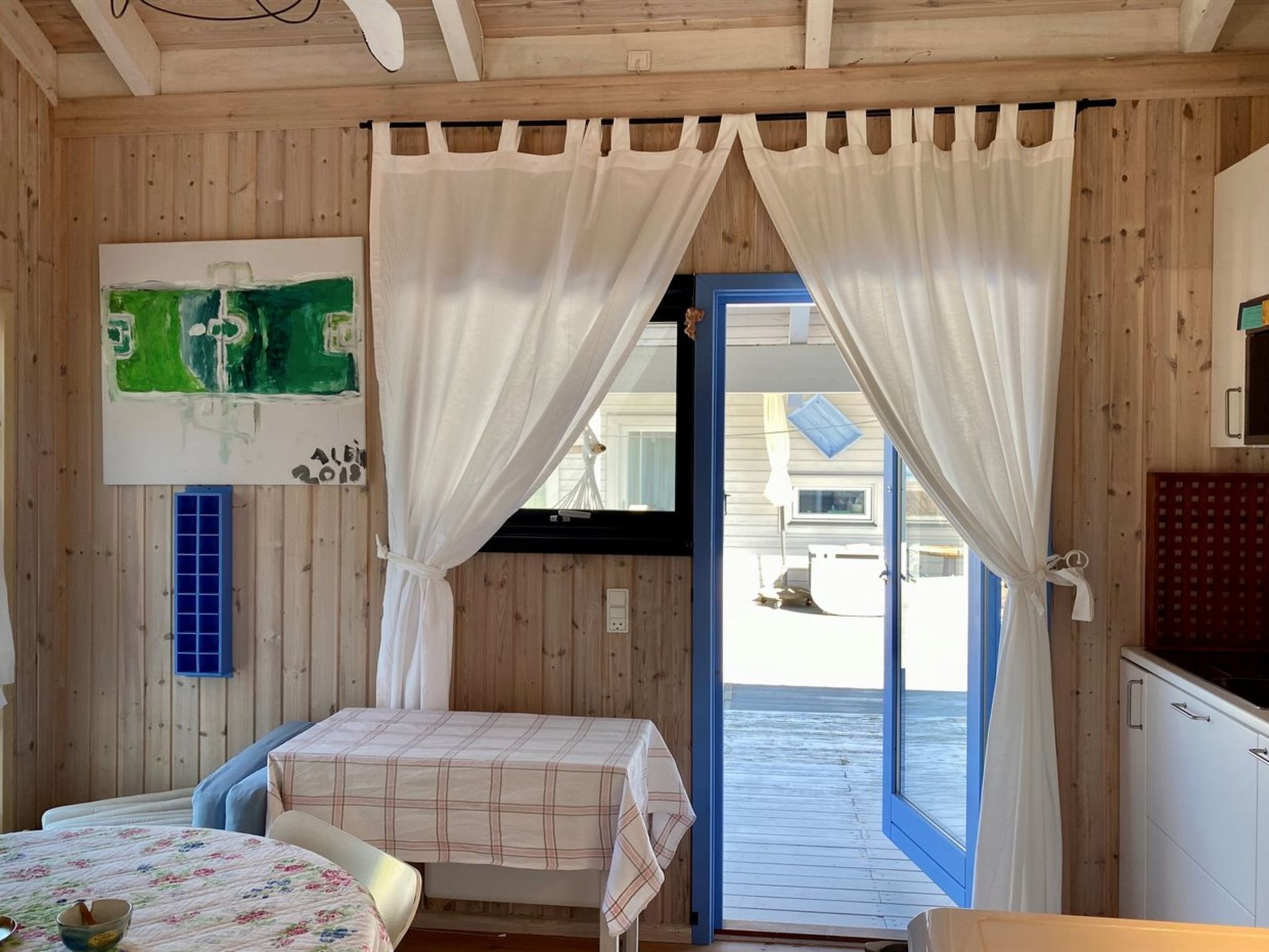 Une chambre avec un lit, une table et vue sur la mer.