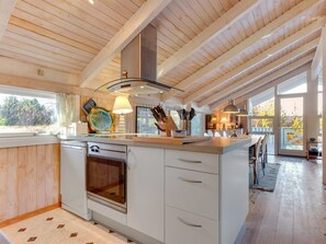 Kühlschrank, Ofen, Geschirrspüler, Hochstuhl