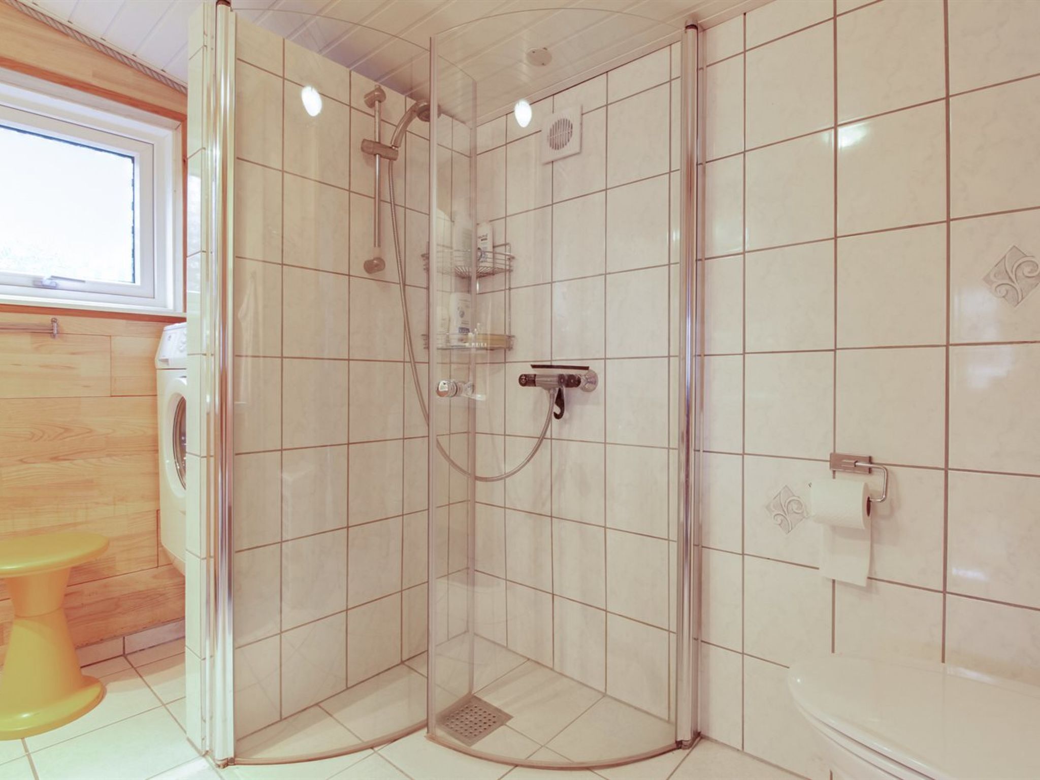 Ein Badezimmer mit Duschkabine, Toilette und Waschbecken.