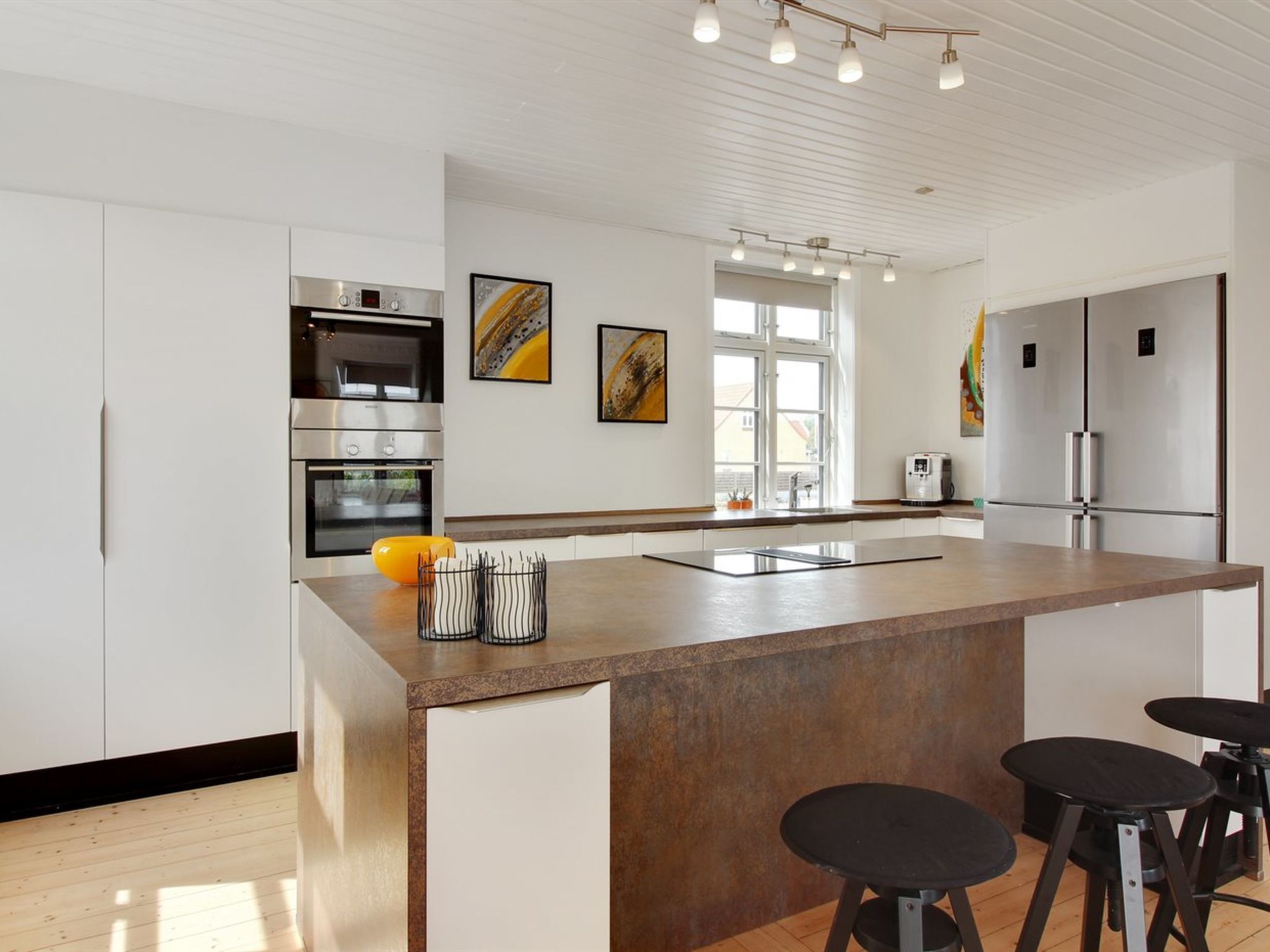 Køleskab, ovn, opvaskemaskine, højstol