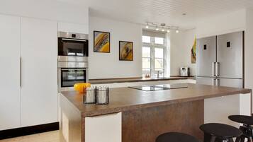 Køleskab, ovn, opvaskemaskine, højstol