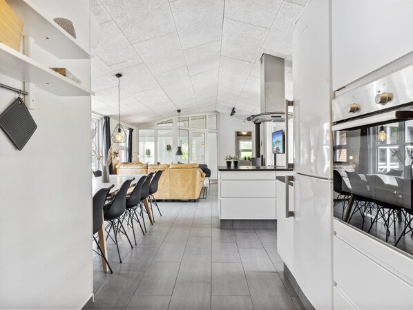 Jääkaappi, mikroaaltouuni, astianpesukone