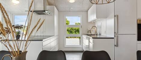 Fridge, microwave, dishwasher, cookware/dishes/utensils