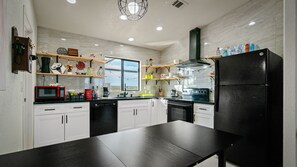 Kjøleskap, mikrobølgeovn, ovn og kokeplater