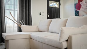 Smart-TV, peis og bøker