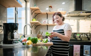 Réfrigérateur, four à micro-ondes, un four, surface de cuisson