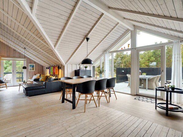 Fernseher, Kamin, DVD-Player