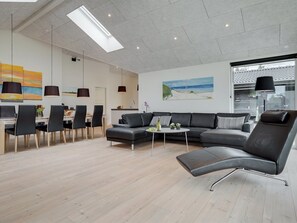 Fernseher, Kamin, DVD-Player