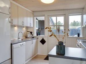 Køleskab, mikrobølgeovn, opvaskemaskine, køkkentøj/tallerkener/redskaber