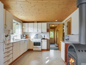 Kjøleskap, mikrobølgeovn, oppvaskmaskin og høy barnestol