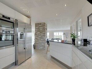 Kühlschrank, Mikrowelle, Ofen, Geschirrspüler