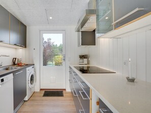 Jääkaappi, mikroaaltouuni, uuni, astianpesukone