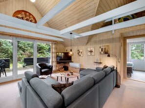 Fernseher, Kamin, DVD-Player