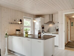 Kylskåp, ugn, diskmaskin och grytor/köksredskap