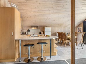 Kühlschrank, Mikrowelle, Geschirrspüler, Kochgeschirr/Geschirr/Besteck