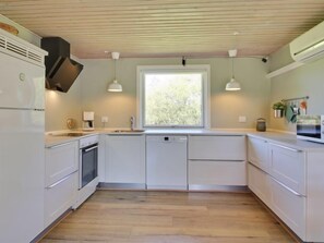 Køleskab, mikrobølgeovn, opvaskemaskine, køkkentøj/tallerkener/redskaber