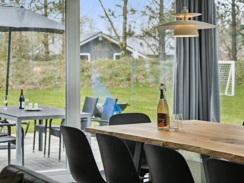 "Human" - 10.5km from the sea by Interhome