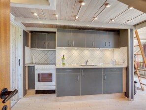 Réfrigérateur, micro-ondes, four, chaise haute