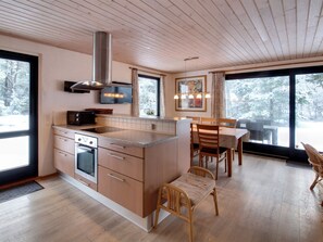 Een koelkast, een microgolfoven, een oven, een vaatwasser