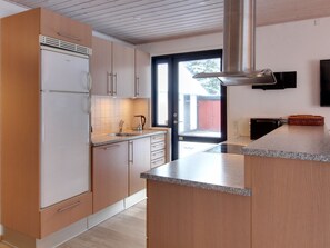 Een koelkast, een microgolfoven, een oven, een vaatwasser