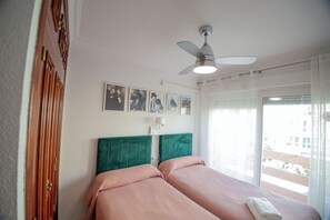 2 habitaciones, escritorio y tabla de planchar con plancha 