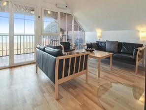 Televisión y chimenea 