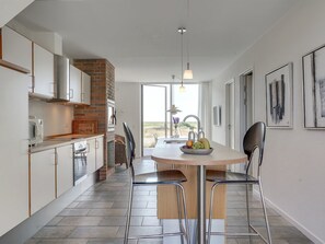 Køleskab, mikrobølgeovn, opvaskemaskine, køkkentøj/tallerkener/redskaber