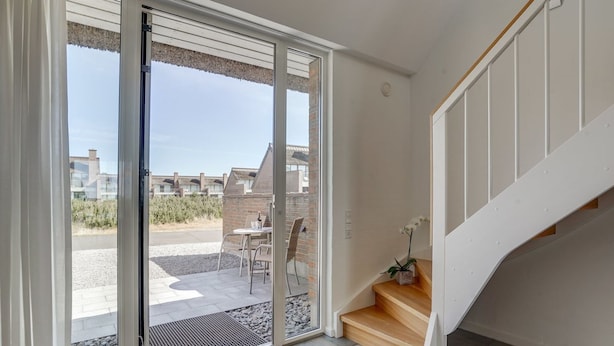Ein modernes Interieur mit Glastür zu einer Terrasse.