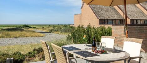 تناول الطعام بالخارج